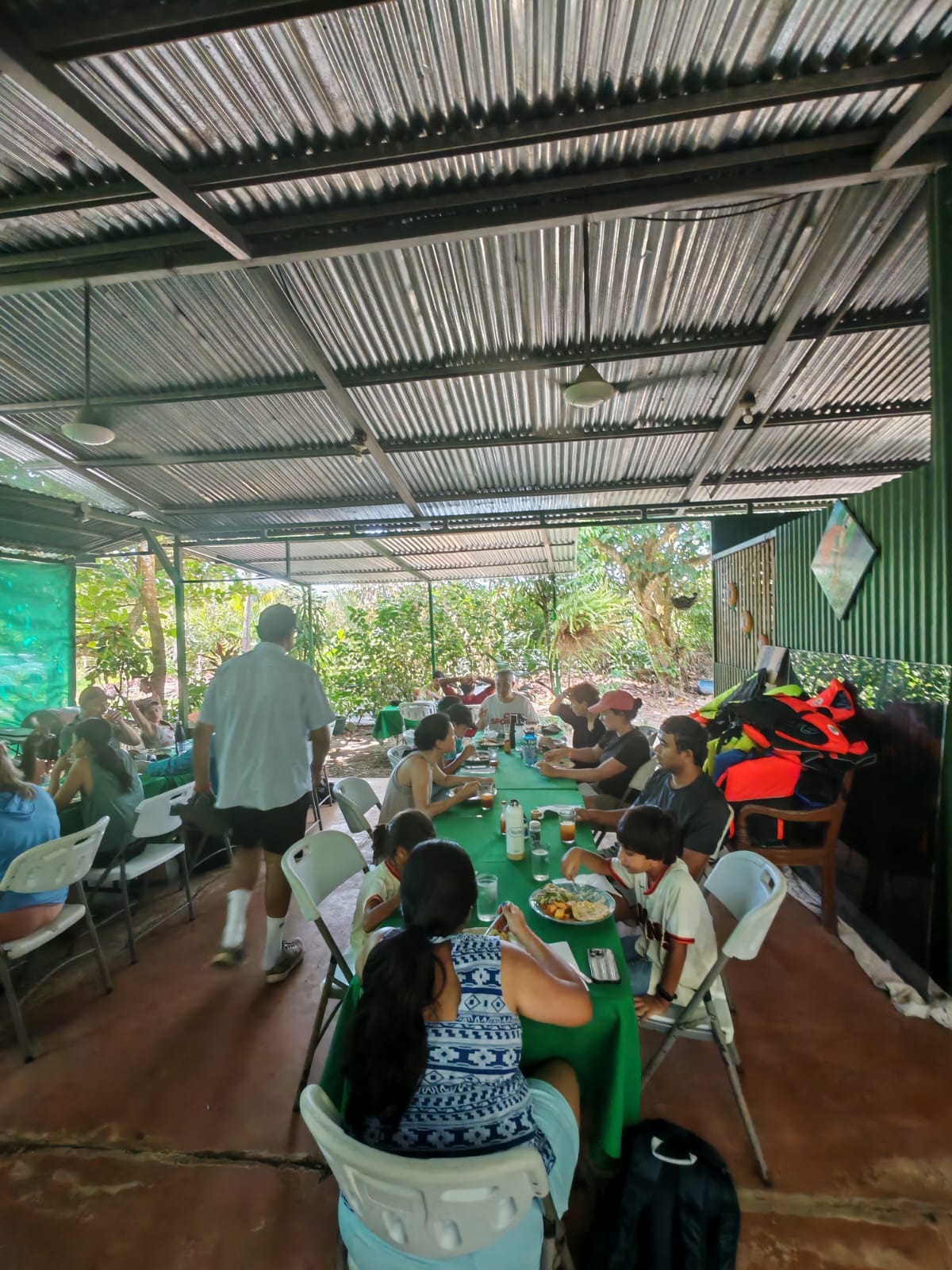 Grupo disfrutando almuerzo típico